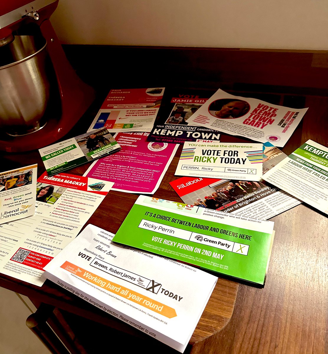 AlexanderKempy's tweet image. Is there an election today by any chance?! The door has not stopped all day and I’ve never had so many leaflets! Good luck to the candidates, I’ve voted now! #Brighton #RingDoorbellOnDoNotDisturb
#Elections2024