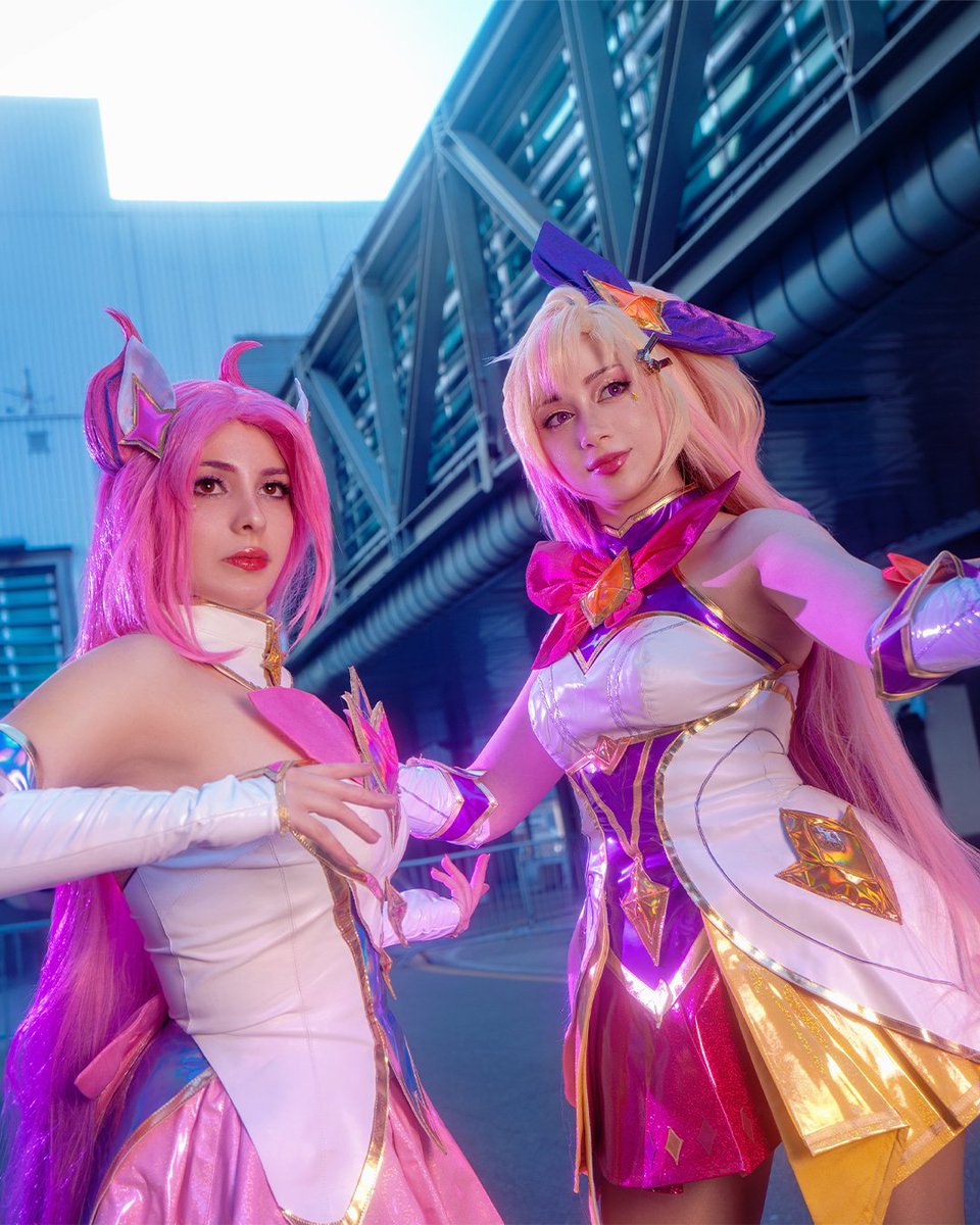 «✨I guardiani delle stelle non sono più un segreto, quindi mostriamo loro chi siamo veramente ✨»
PH: #dizzymonogatari Kai'sa: @skittyyx Seraphine: @KurutaMiss✨✨✨✨
#seraphine #starguardian #kaisa #cosplay #leagueoflegends #leagueoflegendscosplay