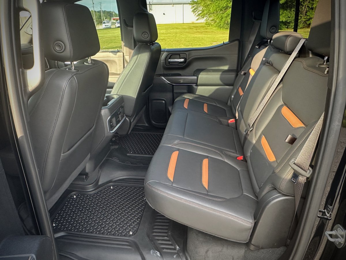 Let's go OFF ROAD!  This 2021 truck is READY!  4x4, leather, push to start - and the big 6.2! Listed at $45,395!  #gmcsierra #truck

ow.ly/XvZR50RolI1
