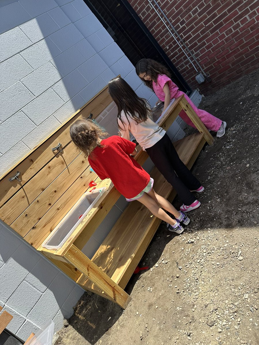 Using the outdoor mud kitchen during maker!! #mudkitchen #outdoorlearning