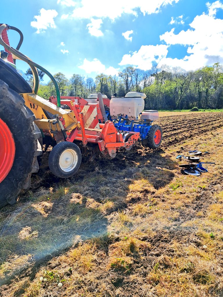 Dominiqueluhern's tweet photo. Premier semis de maïs sur prairies  (terre de lande )
Le reste ,il faudra attendre https://t.co/yyKD52JBaz
