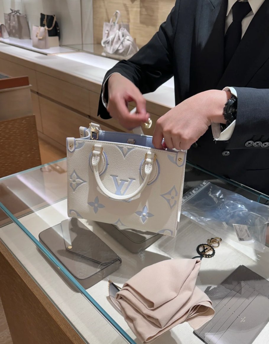 Mountains_and1's tweet image. Shopping is like a luxury trip. My destination is a brand-name store and my equipment is my bank account number.