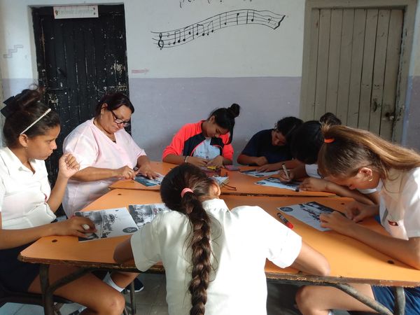 Las estudiantes del Círculo de interés pedagógico creando condiciones para el desfile del 1 de Mayo.Por Cuba juntos creamos.@dmesantaclaravc @Yosbellima1 @FarinaEstevez @_SOMOSEducacion @CubaMined  #PrimeraInfanciaVillaClara #SoyVillaClara #DMEVillaClara #DPESantaClara