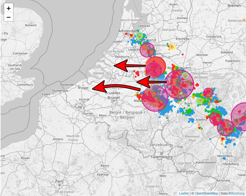 Goedenavond! Beelden uit #Nederland sijpelen binnen van #wateroverlast nabij #Venlo. Op de #onweerradar detecteren we ook de betrokken onweersbuien die langzaam opschuiven naar het westen. Volg ze #live op de voet via onze site. noodweer.be/onweerradar/