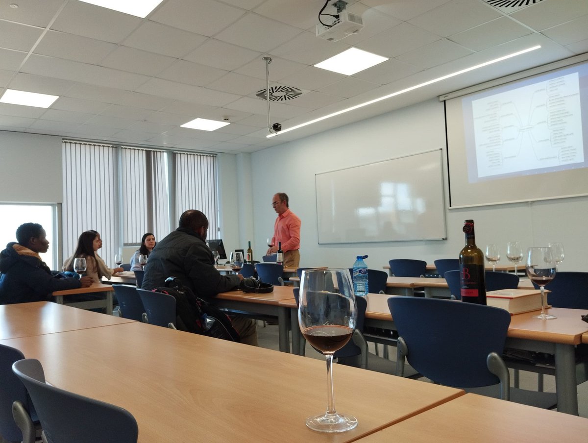 Cata de vinos españoles dirigida por @MibanezUva para los estudiantes extranjeros en el @CampusdeSoria. @relintUVa #cata #erasmus #UVa #vinosespañoles #España #Spain