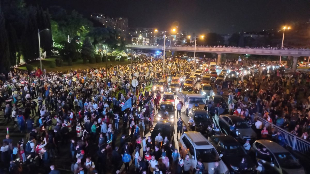 OCMediaorg's tweet photo. Tens of thousands of people are streaming into Hero’s Square from the demonstration outside parliament, to reinforce the smaller group of beleaguered protesters who were facing arrest.

➡️Live updates: https://t.co/90DpctReKN https://t.co/38LFTne49o