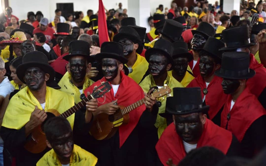 Los integrantes de la Parranda de San Pedro, del Centro de Educación Artística de Guatire, realizaron un taller cultural educativo en la Universidad Nacional Experimental Simón Rodríguez de Santa Teresa del Tuy. #ElFuturoEsAhora #Miranda #2May n9.cl/akgop