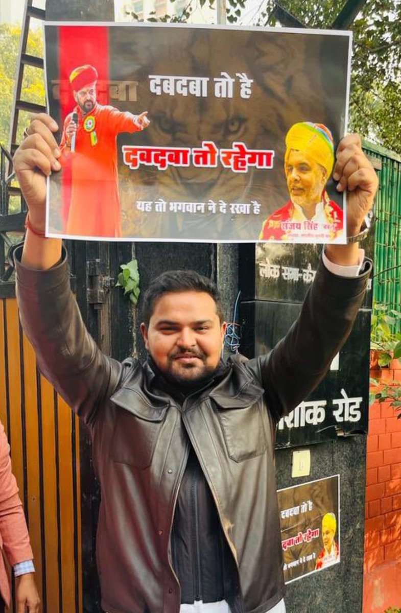 किसानों को गाड़ी से कुचलने वाले शहजादे के बाप को टिकट दिया गया!पहलवानों के यौन शोषण के आरोपी के बेटे को टिकट दे दिया! इस नीचता की सीमा लांघे दुराचारियों व उनके दलालों के साथ आप सहानुभूति रखते हो तो बस शरीर जिंदा है जमीर मर चुका है! @jayantrld @Dchautala आपको शृद्धाजंलि दे दूं?