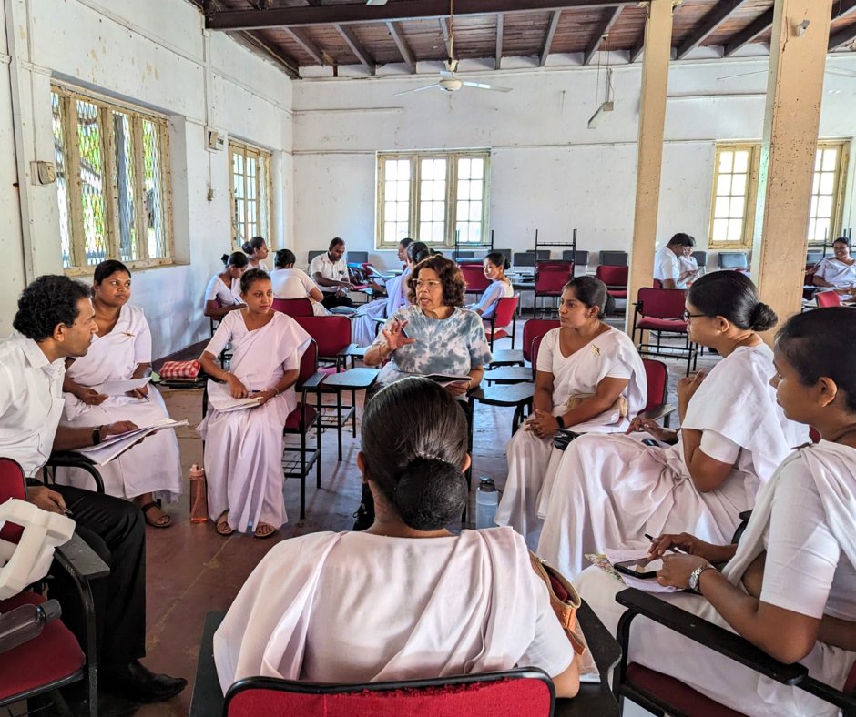 #ELFellow Carol Lucas and English teachers in #SriLanka explored the art of debate. 
The two-day event allowed teachers to foster intellectual growth and critical thinking skills. 

#LifeOfAFellow #ExchangeOurWorld