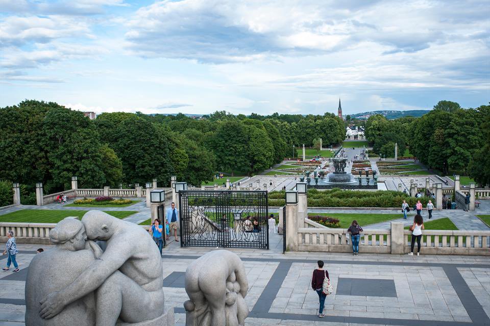 Monument - Vigeland Park 🏛️

Ce parc est l’un des lieux les plus visités d’Oslo et offre un aperçu fascinant de l’œuvre de Gustav Vigeland. Ce parc contient plus de 200 sculpture en bronze, granit et fer forgé.