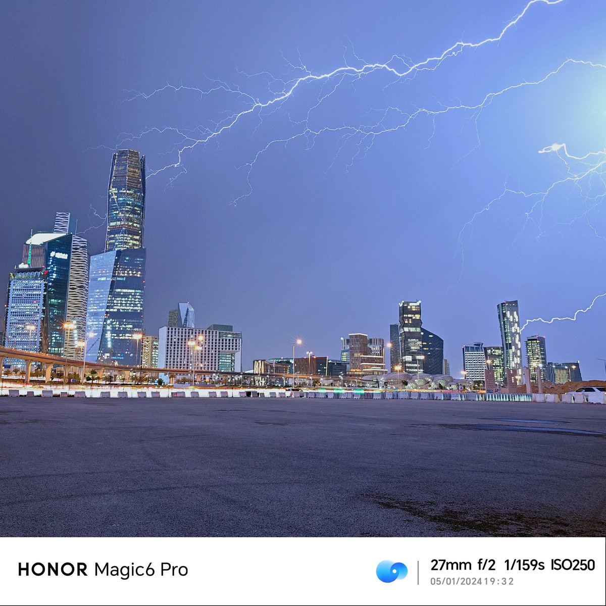 ⚡لقطة البرق من امطار الخير امس بالرياض 🌩️

التصوير اصبح اكثر متعة مع #HONORMagic6Pro, المدعوم بكاميرا AI Falcon التي تم تطويرها خصيصًا لتصوير الأهداف المتحركة بسرعة بكل سهولة، وضوح، ودقة متناهية.

اشتر الآن: bit.ly/3TRoTPu