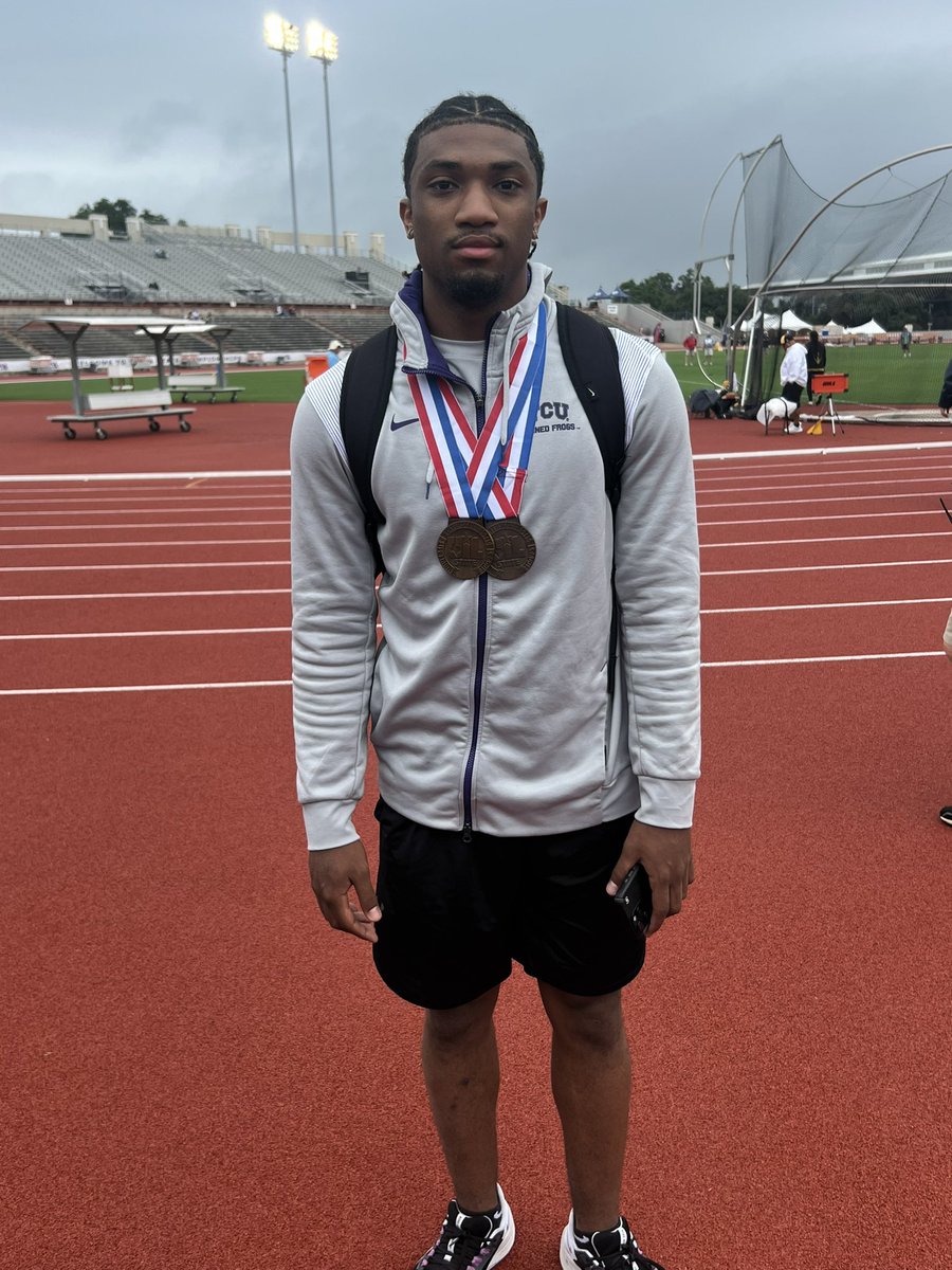 .@FranklinISD’s @Devyn_Hidrogo5 goes 2-2 on the podium!! 🥉🥉 Bronze medal in the 3A boys long jump/high jump for the @TCUFootball signee 🐸 #GoFrogs He’s running a couple relays tonight for the Lions as well! 🦁