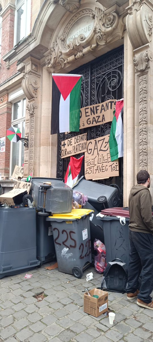 Pour dénoncer le génocide commis par Israël contre le peuple palestinien et réclamer un cessez-le-feu, Sciences Po Lille puis L' ESJ ont été bloqués par les étudiants lillois.
LE SÉLA - CGT Nord étaient présents à leur côté pour défendre et soutenir cette cause juste !