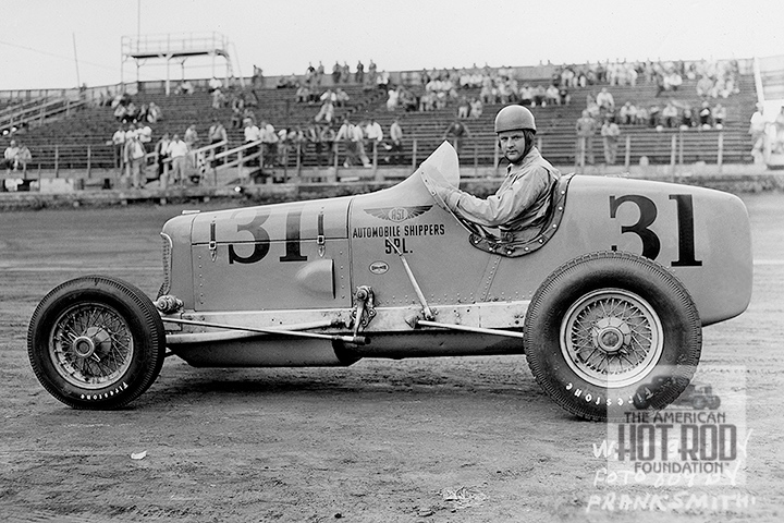 PHOTO OF THE DAY / 𝚃𝚑𝚞𝚛𝚜𝚍𝚊𝚢, 𝙼𝚊𝚢 𝟸, 𝟸𝟶𝟸𝟺 Walt Brown was the shoe of the orange and black Louis Rassey owned and entered Auto Shippers Special at Langhorne on June 22, 1947 seen before qualifying. (STE_046) Read more: ahrf.com/historical-lib…