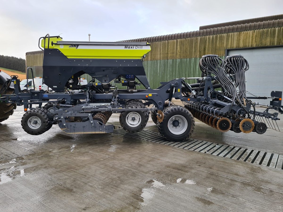 Did you see our recent video promoting the MaxiDrill in relation to our ex-demo unit? 🌱 Here’s the spec 👇 -4m MaxiDrill 4020W -Fertisem E-Drive Premium Pro -Ex-demo 2020 -Approx. 100ha of demo work done Full spec, price and to enquire, click: ow.ly/KwVl50Rnga5