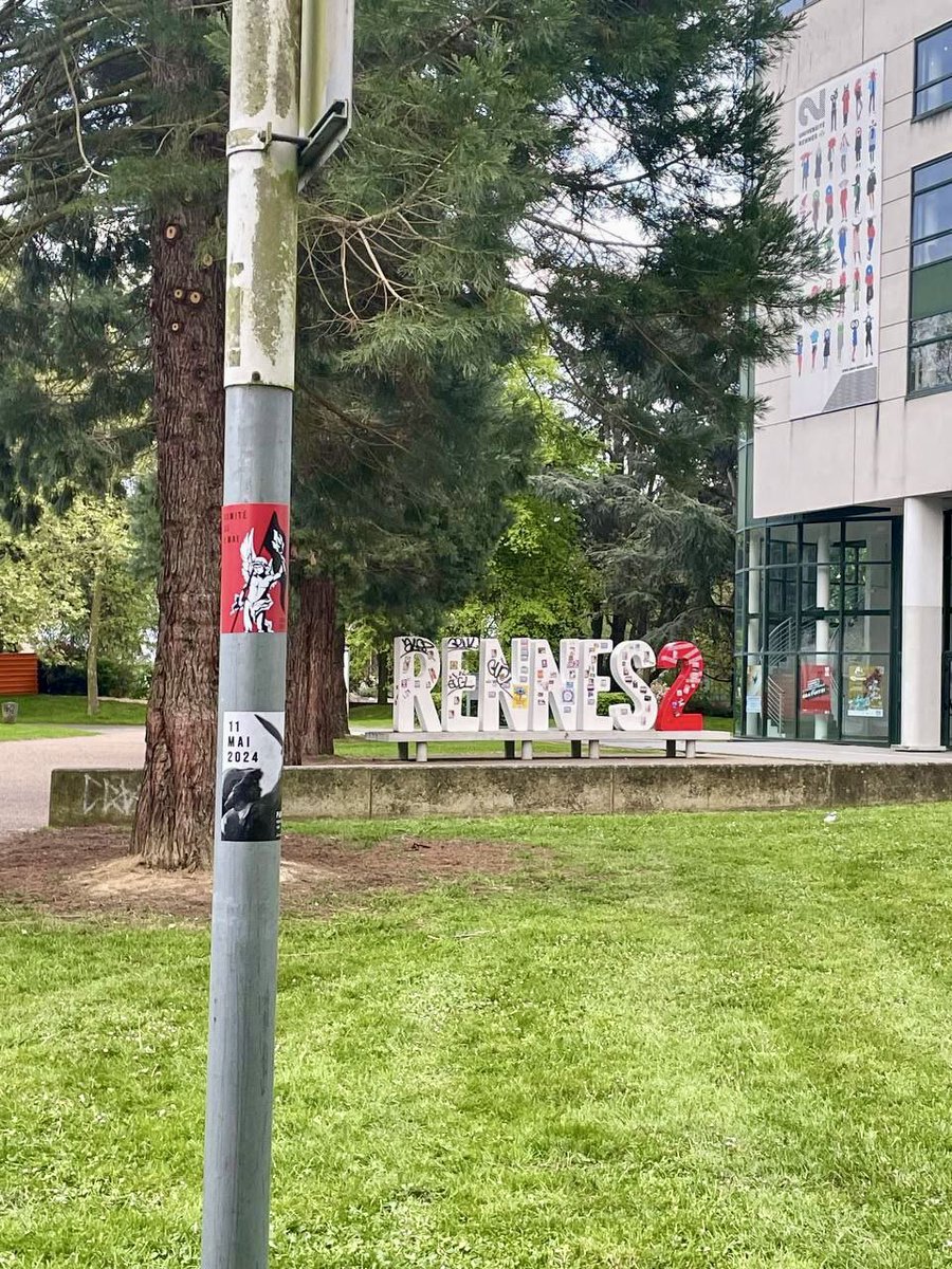 🏴 Nos militants ont recouvert les murs de #Rennes des affiches du C9M qui aura lieu le 11 mai prochain. ➡️ Tous à Paris pour commémorer les 30 ans de la mort de Sébastien Deyzieux et pour honorer tous les camarades tombés et persécutés.