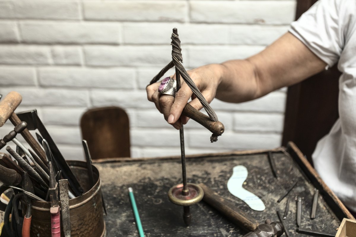 Something is cooking… it’s Emilia Ferraro’s project on Ecuadorian #silversmithing! Emilia and her team, Gabriela Pallares, Sandra Wilson, and Juan Serrano have been documenting the #construction, finishing, and #decorating of metal objects in #Ecuador. ow.ly/R5Ug50Rk3rM