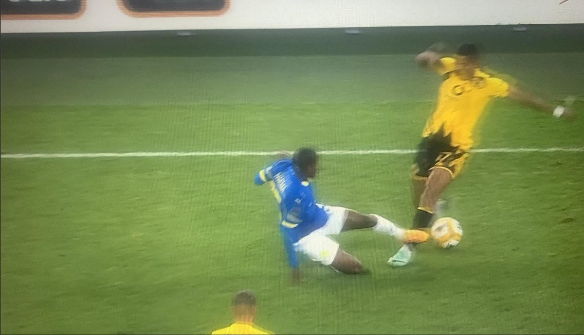 So Abongile Tom gives a yellow card to Neo for this tackle😲 and a straight red card to Given just like that🤔…what is wrong with South African referees maar?...referees winning matches for teams, this is wrong…the whole game is spoiled now… #DstvPrem #Amakhosi4Life #Khosified