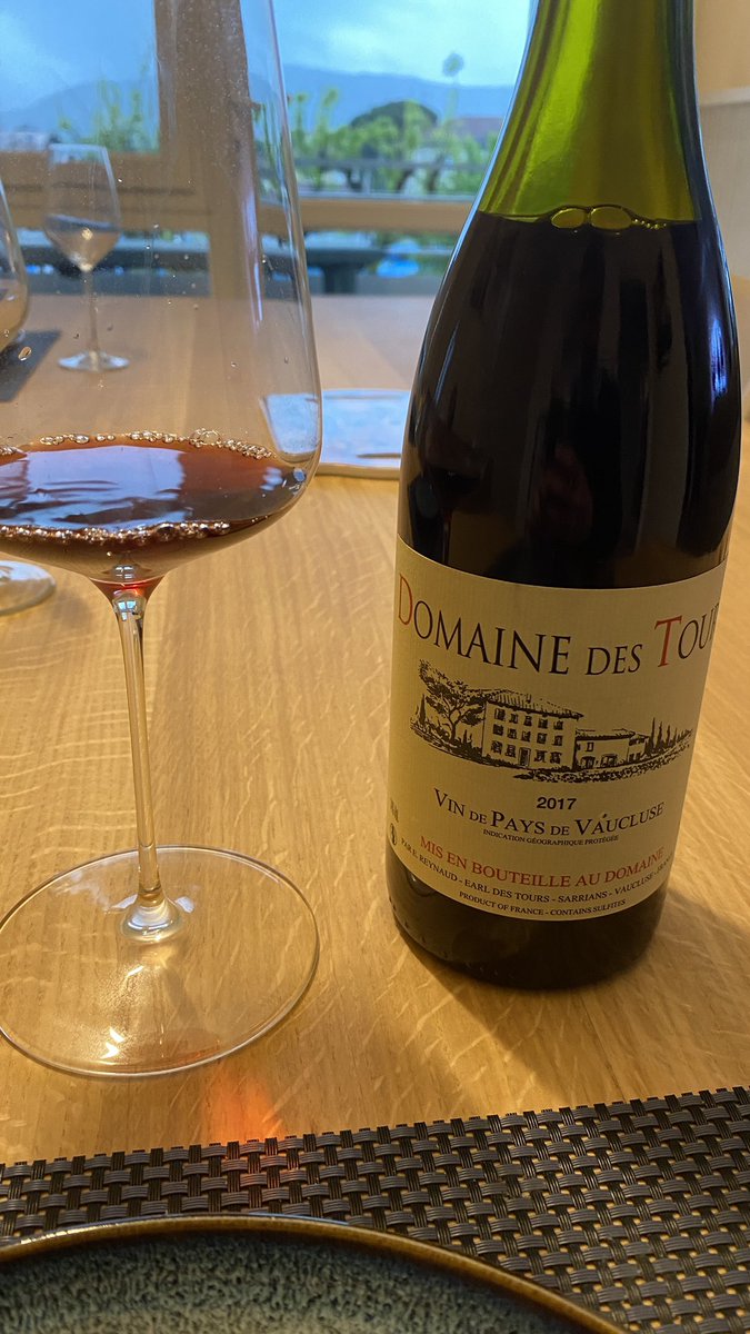 Ouverture d’un petit vin de pays.

Et bien c’est une tuerie et pour une fois il faut pas l’ouvrir 28 heures 14 minutes avant avec le bouchon en équilibre aux 2/3 sur le goulot 😂😂😁