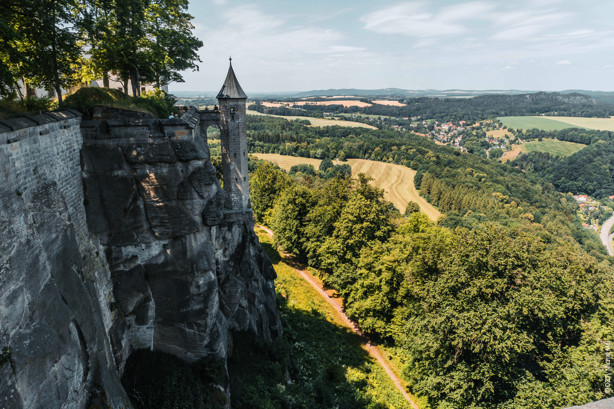 Fall in love with the Königstein im Taunus! A charming town with an impressive castle, winding streets and breathtaking views of the surrounding mountains. A hidden gem for those seeking a relaxing getaway surrounded by untouched nature! 🏰