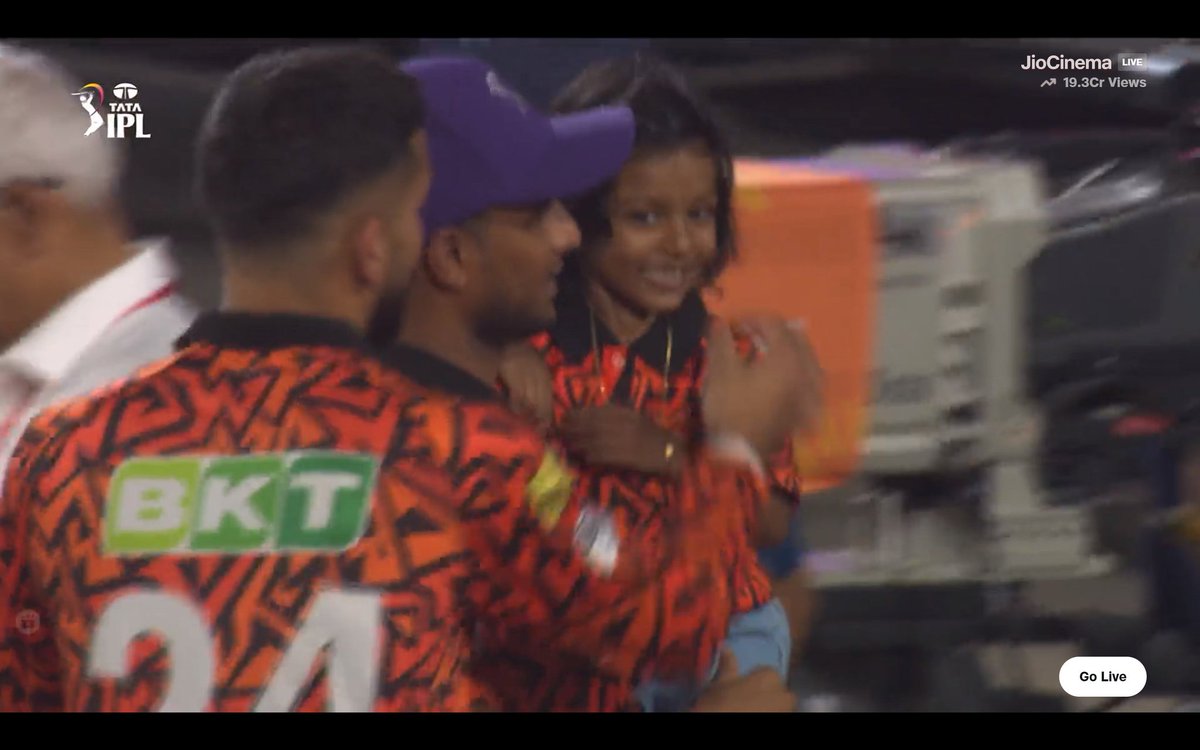 Natarajan with his purple cap and daughter ..!!

#SRHvRR