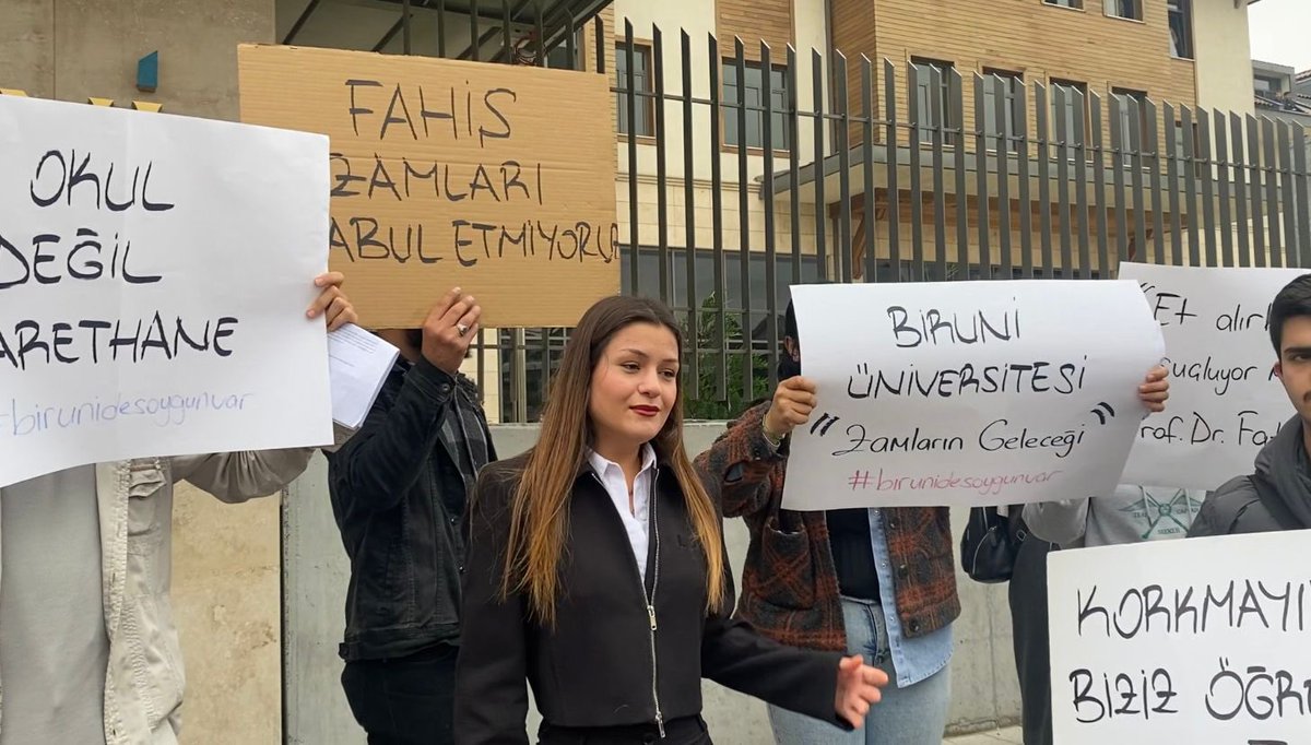 thramolmeg's tweet photo. 7 dersin 3 ünü online görüp,bulamadıkları hocalar,ders işlenecek sınıf olmayan okul için fahiş fiyat ödemek istemiyoruz 

#biruniokulücretinidüşür 
#birunidesoygunvar https://t.co/oajC3zwMSv