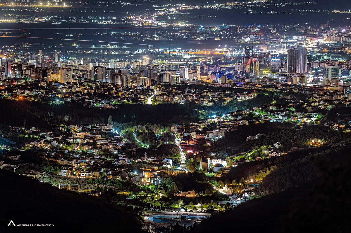 Prishtina at night. 🇽🇰🇦🇱 📷 Arben Llapashtica.