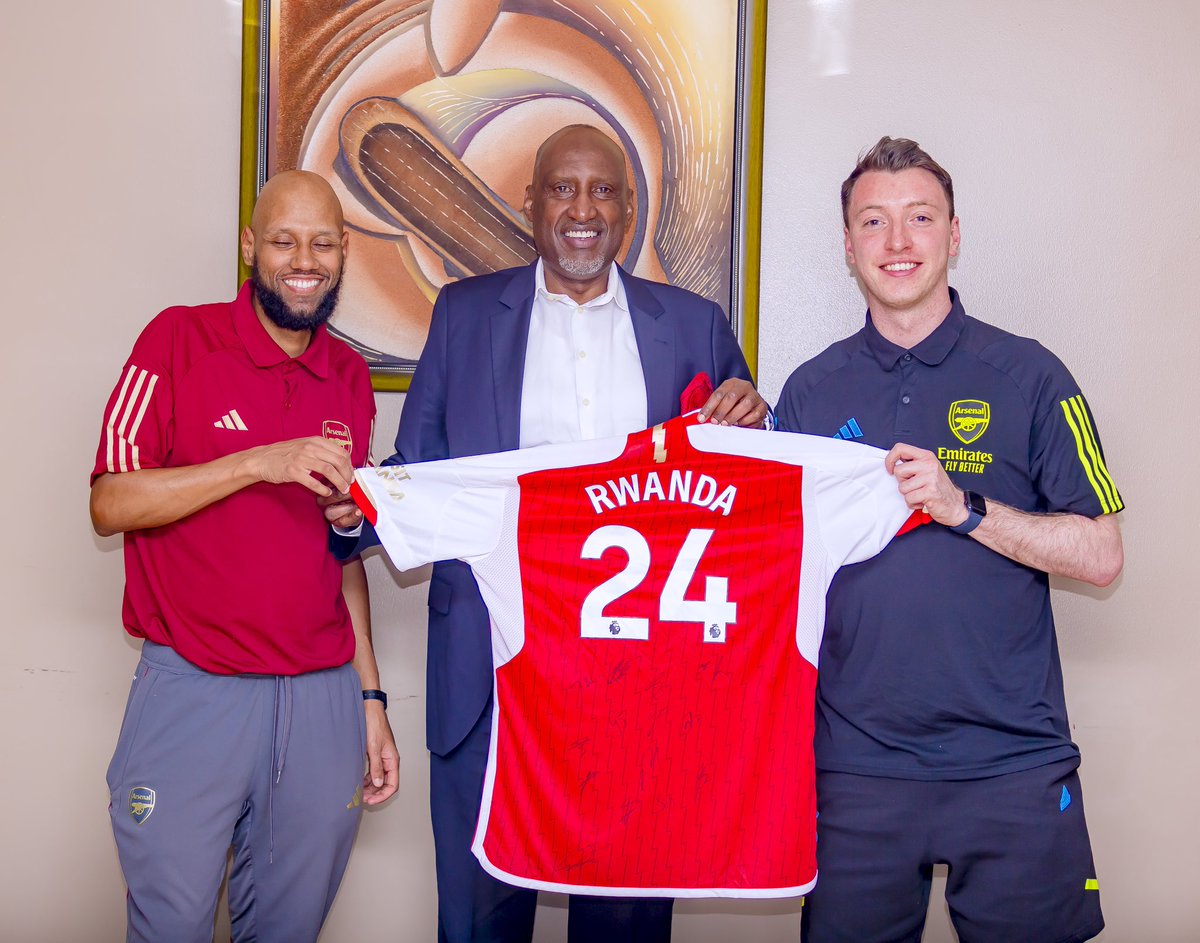Trainers from @Arsenal who are in Rwanda to train local coaches on modern coaching, through @visitrwanda_now have tonight met the FERWAFA leadership and discussed more areas of partnership and football development, while exchanging gifts.