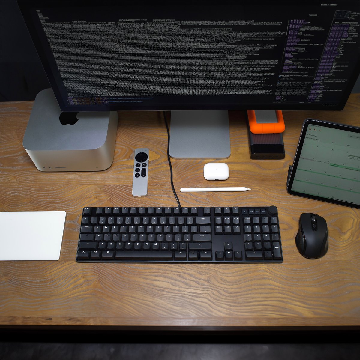 Hardcore Mac users see what's going on in this setup. Visit this link to share your setup with the Das Keyboard community: docs.google.com/forms/d/e/1FAI… 
#MacSetup #MacUsers #CreativeWorkspace #AppleSetup #ProductivityTools #TechSetup #HomeOffice #DeskGoals
