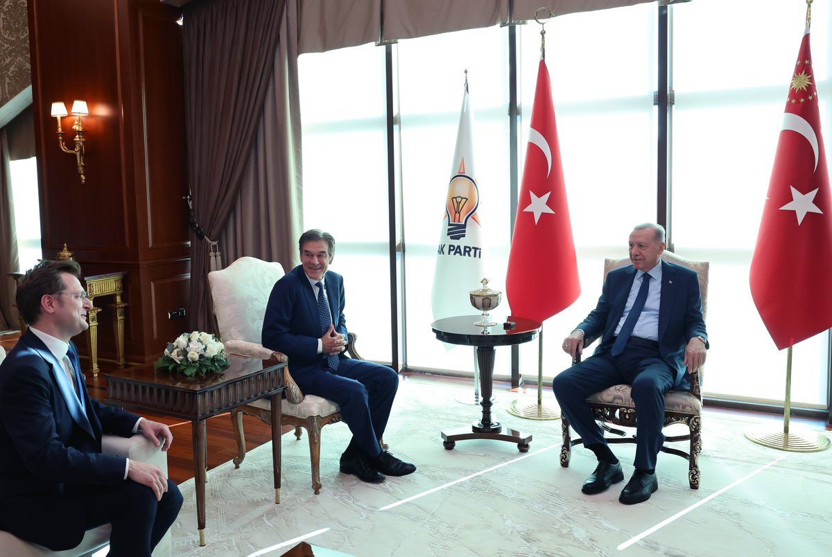 Cumhurbaşkanımız Recep Tayyip Erdoğan, Türk kalp cerrahı Prof. Dr. Mehmet Öz'ü Genel Merkez'de kabul etti.