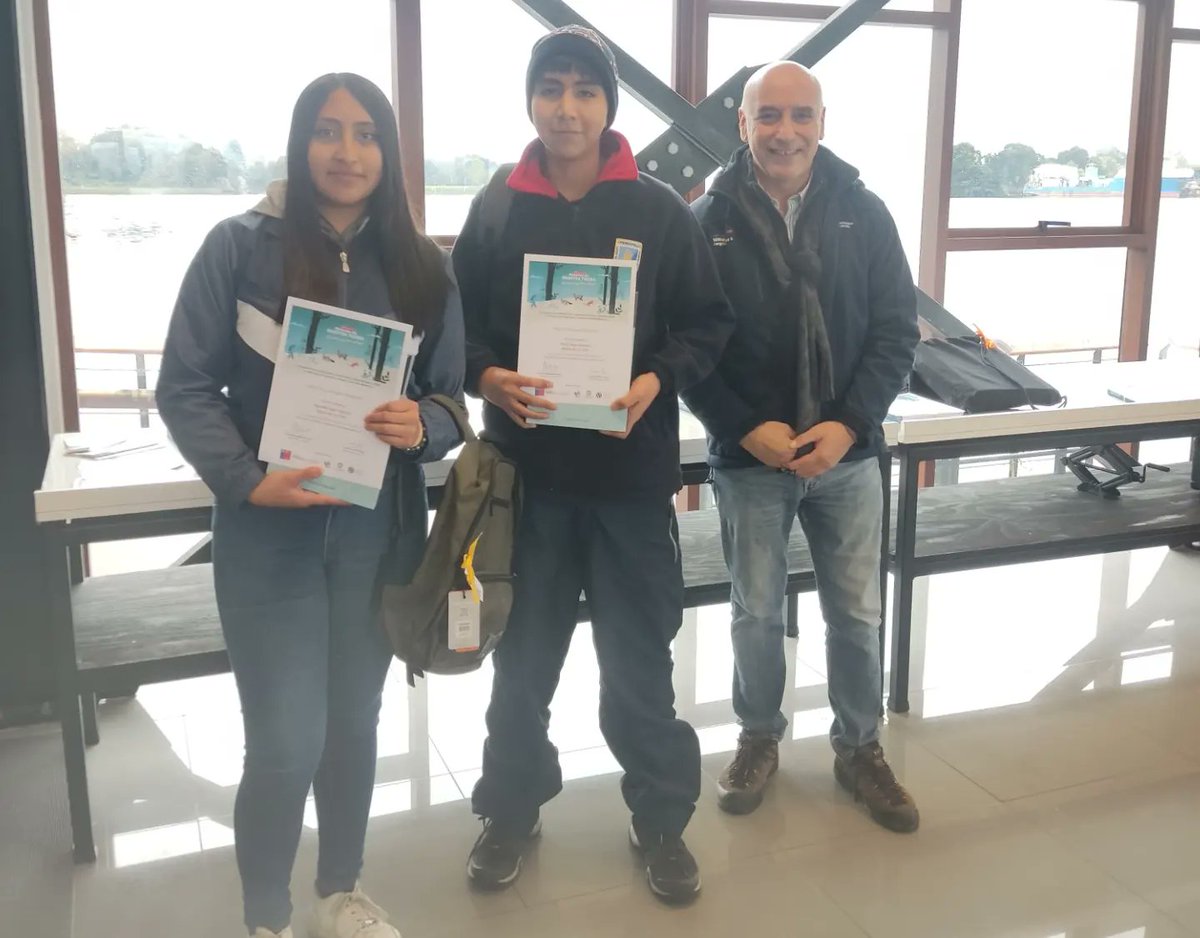 Niños, adolescentes y adultos de #LosRíos fueron premiados en concurso #HistoriasDeNuestraTierra , ceremonia encabezada por Seremi @Minagri_LosRios Jorge Sánchez. Certamen de @MinagriCL y @fucoa, busca rescatar tradiciones, costumbres, mitos y leyendas del mundo rural.