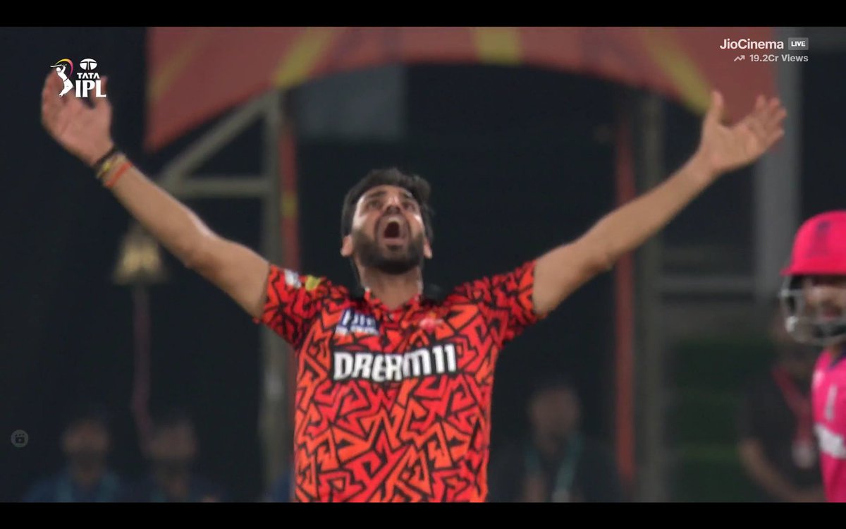 Any Bhuvneshwar Kumar Fans not go without like the post.

Bhuvi 🔥🔥 Bhuvi Do it 
Pat Cummins Reaction 🔥🔥
Sunrisers Hyderabad won the match by one Run 

Congratulations Sunrisers Hyderabad 
#SRHvsRR