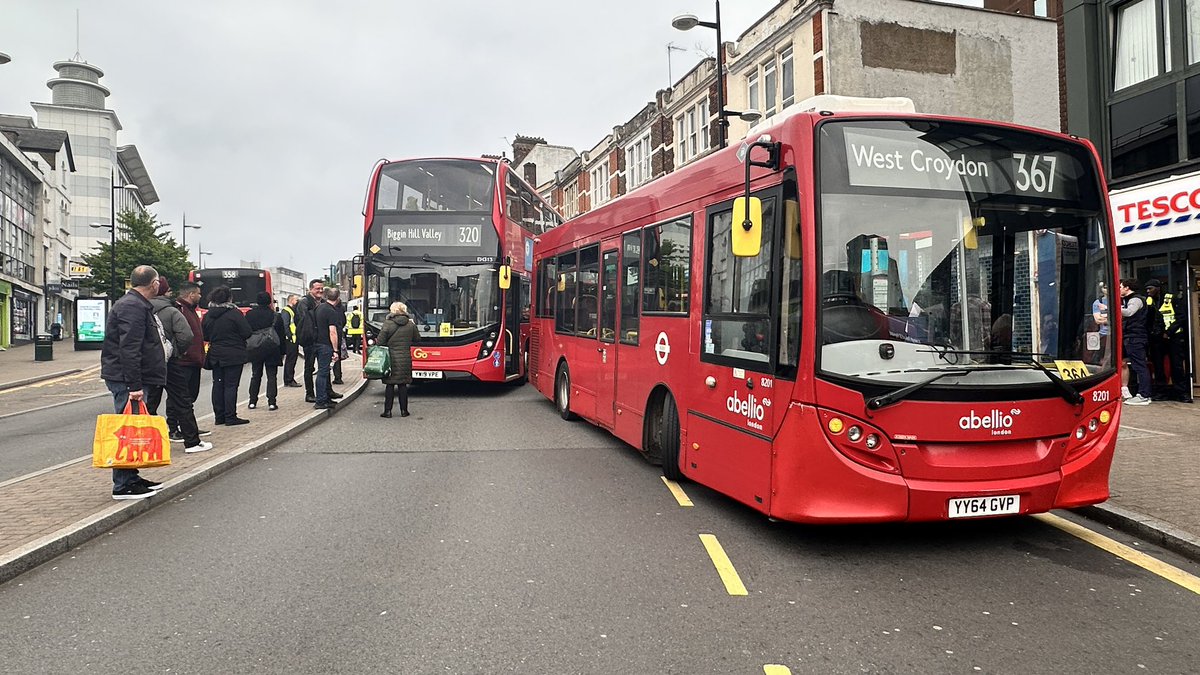 When bus drivers don’t know how to navigate around a broken down bus in Bromley high street. @Abellio_UK #goaheadlondon Stupidity at its finest. @TfL @MPSBromley @SthLondonPress @KentNews_Online