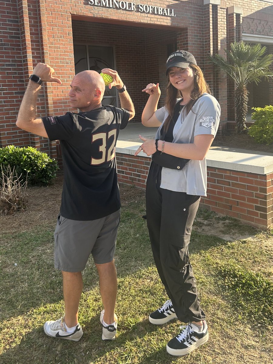Stop It .. So Fun! Thank you <a href="/k_sandercock/">Kathryn</a> <a href="/FSUSoccer/">FSU Soccer</a> skipper BP for the support last night! 
#👏🤟🏼🍢🥎⚽️👊