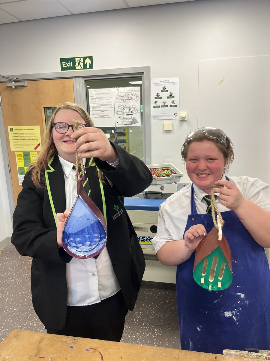 <a href="/NusaEcoteam/">♻️Nusa EcoTeam♻️</a> has been so much fun today building bird houses for the schools garden. While we have been building our own bird houses we was also decorating some pre made ones 🌱 
We have had so much fun today and can not wait to finish our bird house designs 🕊️