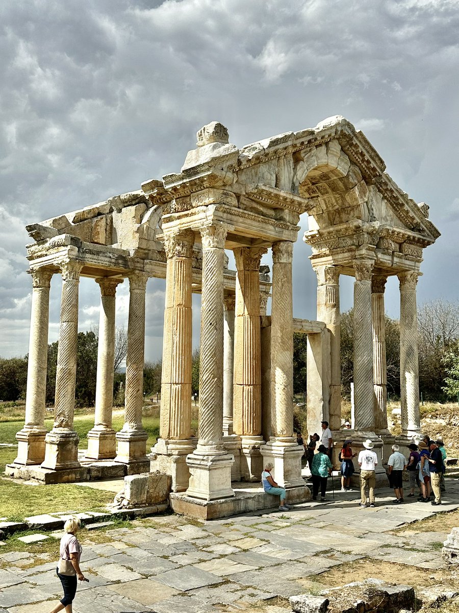 📍TETRAPYLON (Aydın) 🔹Afrodisias Tapınağının kutsal alanına giriş sağlayan bu anıtsal kapı M.S. 200 yılı civarında inşaa edilmiştir. 🔹Afrodisias Antik Kenti/Karacasu