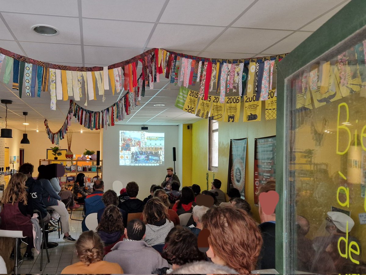 La soirée à la #base à #Montpellier fait salle comble.
Contre l' #extremedroite nous faisons bloc.