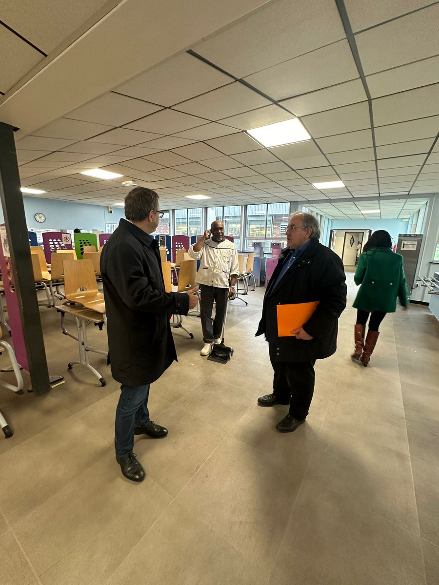 Lycée polyvalent Édouard Branly à Créteil. Après une réunion de travail en présence de mon collègue @T_Hebbrecht avec le proviseur du lycée et ses équipes sur l'engagement de la région (plus de 4, 315 millions d'euros de travaux) suivie par la visite de ce lycée atypique, j'ai…