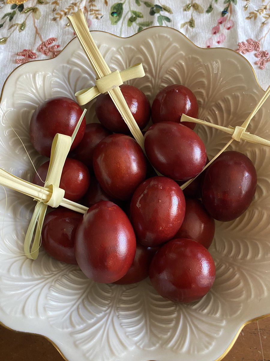 The eggs are ready for Easter, next up to make the Easter bread. This is the best dye color I’ve ever made from onion skins. All natural, no chemicals.
#holyThursday #greekeaster #καληανασταση