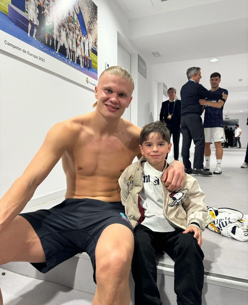 Erling Haaland with Thibaut Courtois' son Nicholas at the Bernabéu. 🤍