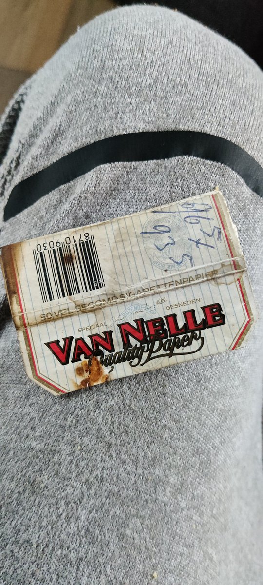 Hoe oud zal dit pakje vloei zijn denk? Kwam uit de muur tijdens het verbouwen 😅