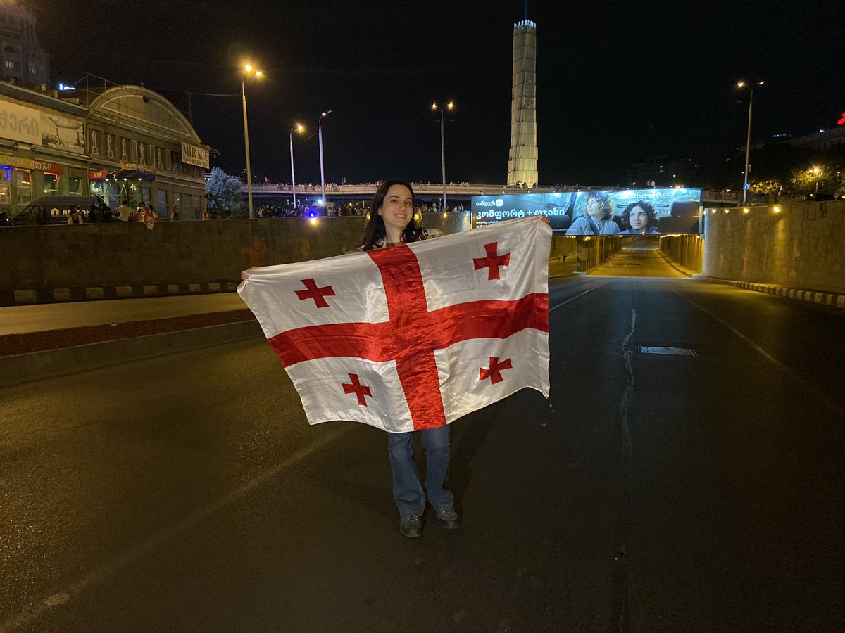 Casually standing on the busiest highway in Tbilisi. As protesters say, the city will be blocked and paralyzed until the path to the EU is open! #Georgia #NoToRussianLaw #TbilisiProtests 🇬🇪🇪🇺