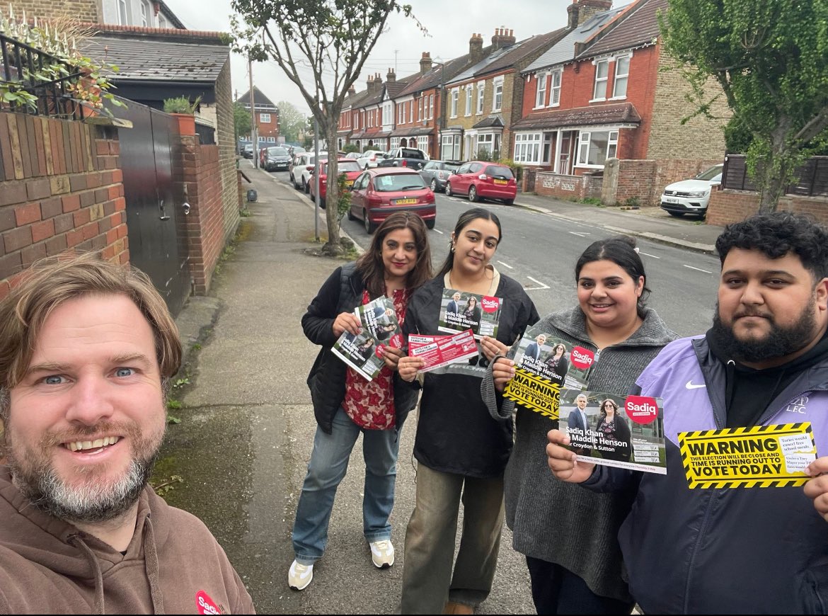 A great team out on the doorstep for ⁦@SadiqKhan⁩ and ⁦@MinsuR⁩ 🌹

You have until 10pm to vote! 🗳️ and remember to take your photo 🆔 

#AllVotesLabour 🌹