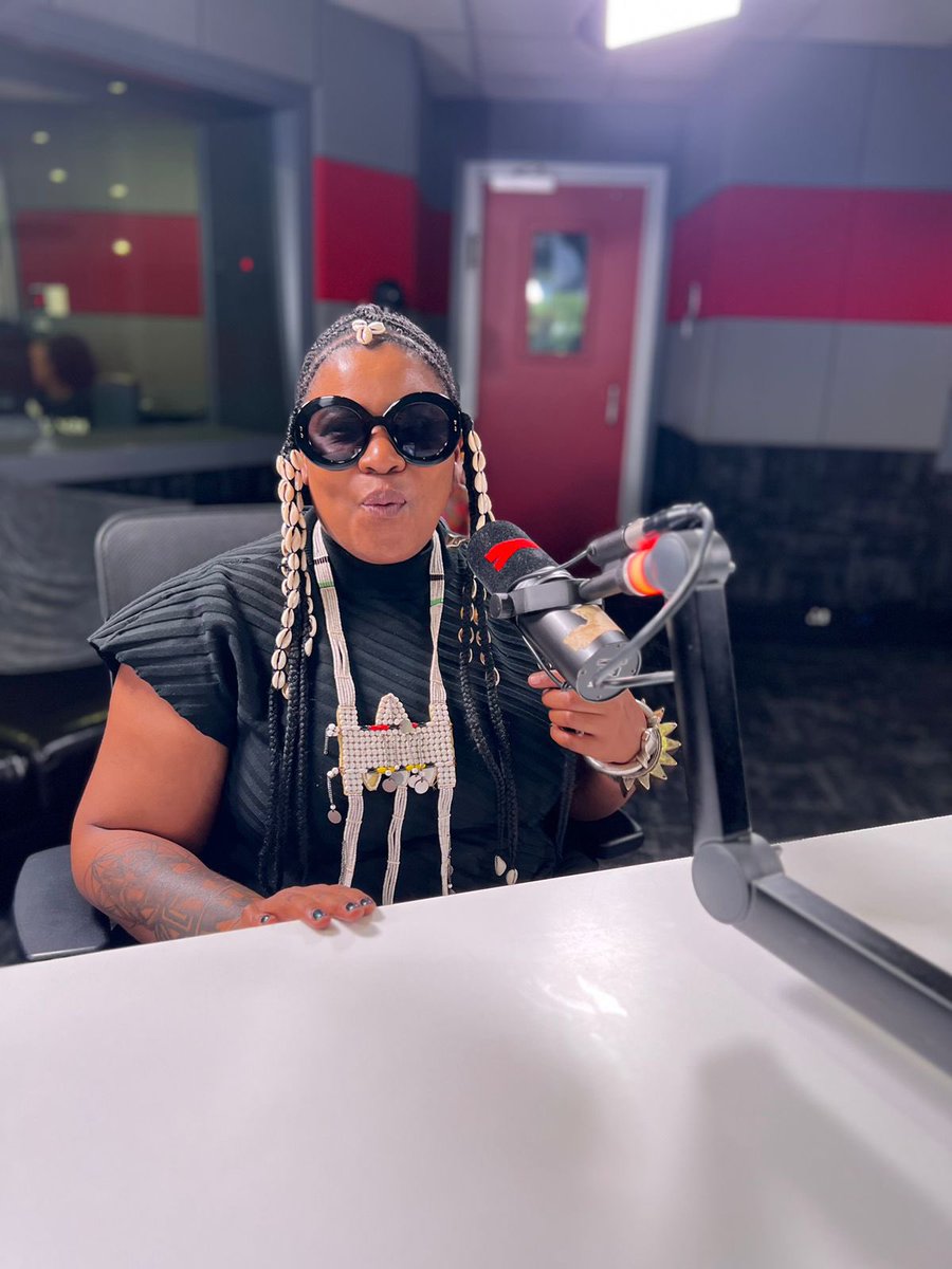 After a long day of doing press it was great to end it off @Yfm with @AyandaMVP F1 showing off my dimple 🤣 Ps that’s for the chicken
 wings&bubbly! 

Ps did you know: that the first song ever played on YFm was my then group Bongo Maffin.Some Afropop history for the babies there.