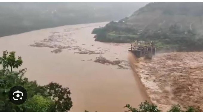 A barragem de 14 de julho colapsou, população ribeirinha deve deixar imediatamente suas casas e procurar locais seguros .