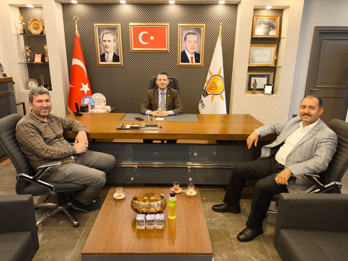 Ziyaretimize gelen meclis üyemiz Mehmet Sıddık Gürbüz ve önceki dönem mahalle başkanımız Tahsin Türk’ü ilçe başkanlığımızda ağırladık. Nazik ziyaretleri için teşekkür ederim.