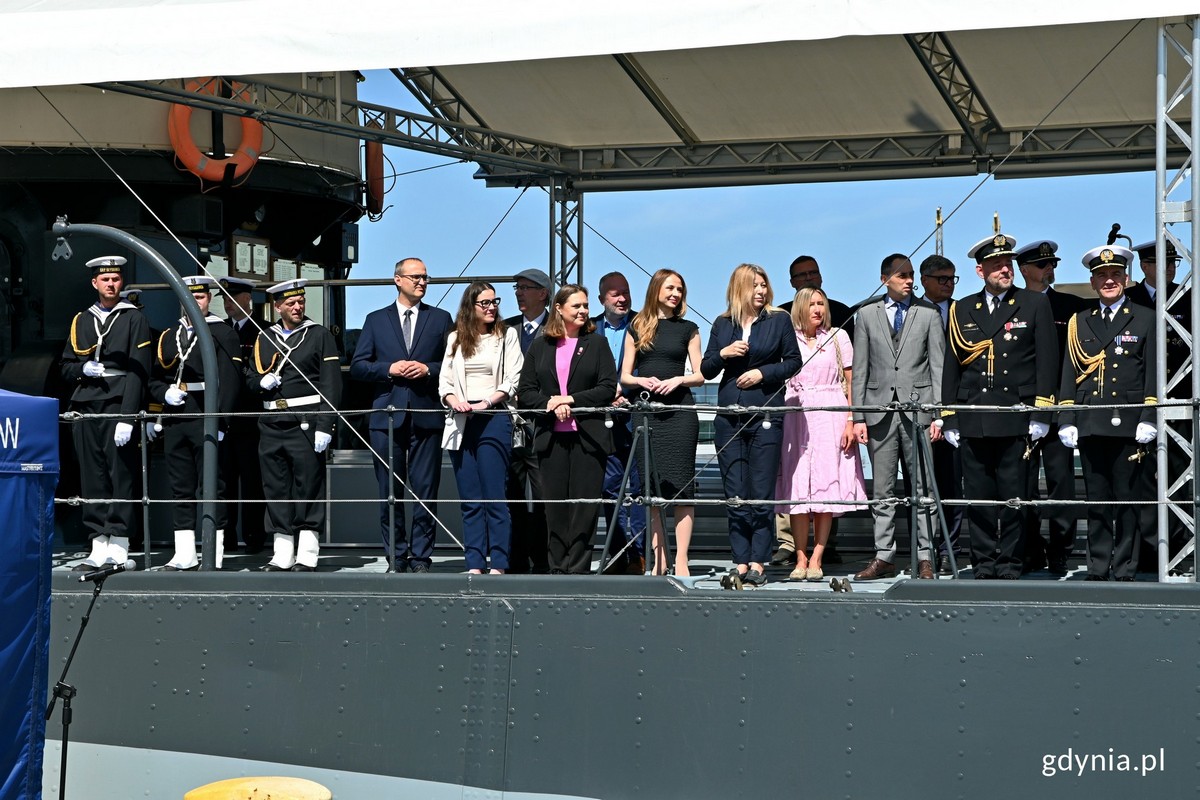 📸 Ministra @AgaBak wzięła udział w #Gdynia w uroczystości z okazji #DzieńFlagiRzeczypospolitejPolskiej na pokładzie okrętu ORP „Błyskawica” i Nabrzeżu Pomorskim, z asystą honorową Marynarki Wojennej. 💬 Dzisiejsze święto to święto wszystkich, którzy noszą Polskę🇵🇱 w sercu. To…