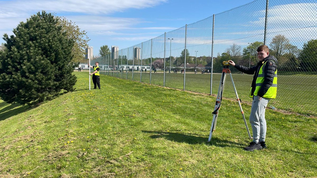 Our #FoundationApprenticeship trainer Mohamad has been teaching #SiteSurveying this week with the #CivilEngineering FA learners from @StAndrewsRCSec and @Dumbarton_Acad 👷‍♂️🦺
Working outdoors in the sunshine helps produce serotonin, promoting #HappyLearning for our young people☀️