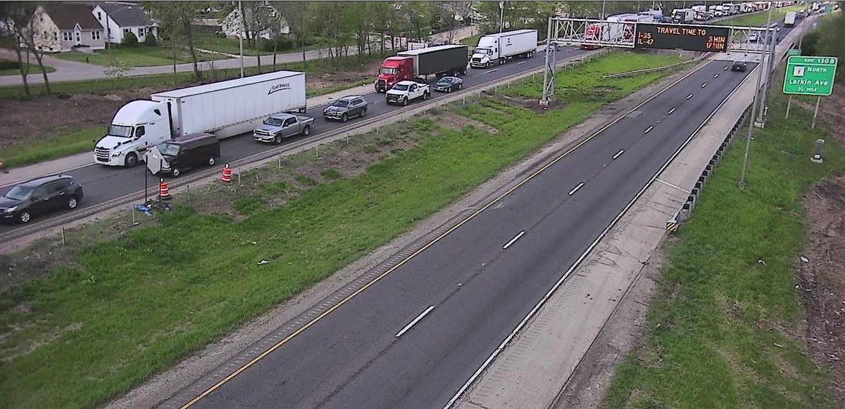 A stalled semi STILL blocking the right lane on EB I-80 past Briggs results in an 8 mile long glorified parking lot through #Joliet. Speeds are averaging <10mph from Houbolt. AVOID! Use US 6 or US 52 instead. #Traffic #ChicagoTraffic @WBBMNewsradio