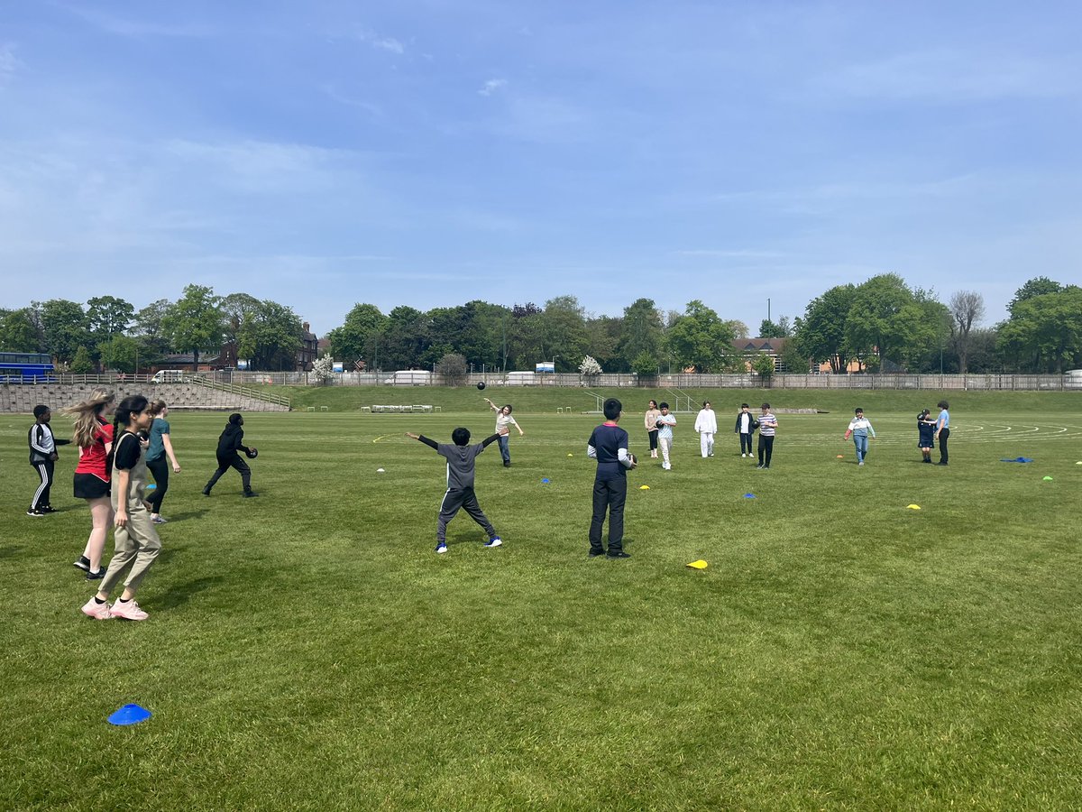 Lots of fun sports down at Valley Road with Year 5 this afternoon. Thank you to the Year 10 sports leaders and Mr Scott for organising! @NottsHigh